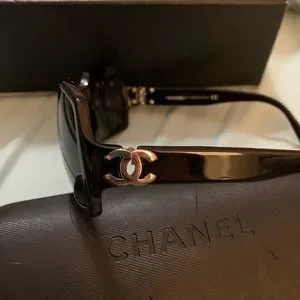CHANEL | Accessories | Chanel Sunglasses In Like New  display picture 1